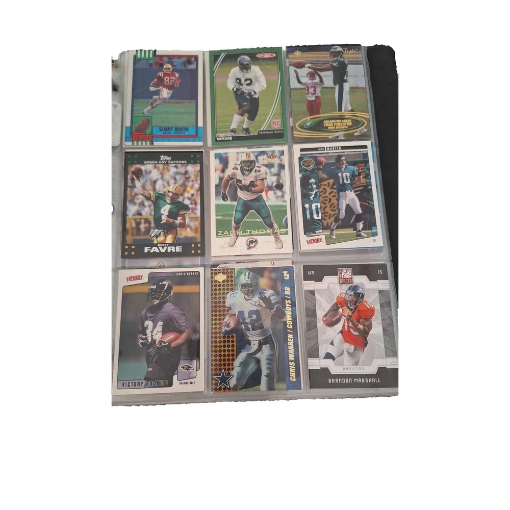 Trading‎ card book with football cards inside 118 cards